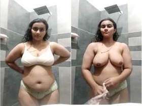 Desi babe records her own nude video