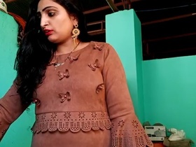 Curvy Indian bhabhi flaunts her assets in sizzling video