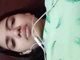 Desi girl records herself peeing and chatting in video