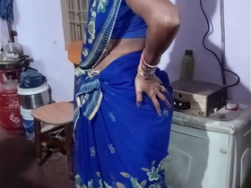 Sultry Aunty's navel steals the show