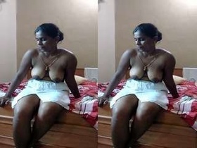Tamil wife flaunts her breasts in a steamy video