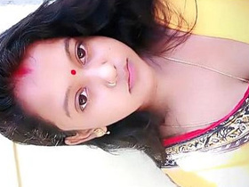 Shivani Singh's transparent saree reveals her navel in a cute video