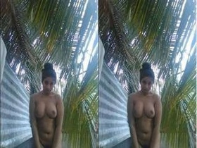 A stunning Sri Lankan woman reveals her nude body and bathes in the open air