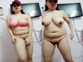 Randi Bhabhi's seductive strip tease and dance