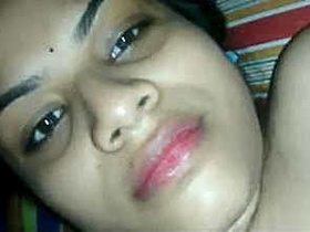 Indian girl gets recorded while giving oral and having sex on a mobile phone