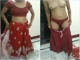 Desi bhabhi strips off saree and flaunts her breasts in exclusive video