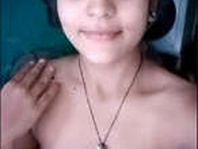 Hot college student shares nude selfies online