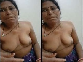 Mature Bhabhi delivers a satisfying blowjob