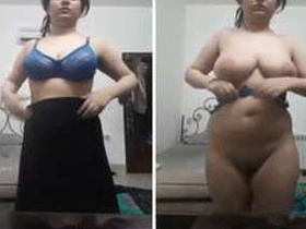 Indian female shows off her XXX boobs for money in chudai video