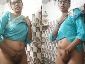 Sexy Indian babe unveils her naked body and pussy on webcam