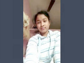 Indian girl flaunts her body in full clip
