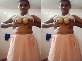 Indian wife flaunts her curves in the bathtub