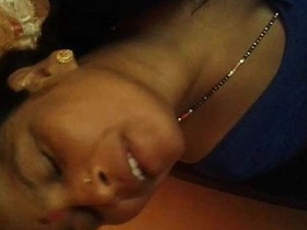 Sizzling Bhojpuri auntie gets naughty on camera