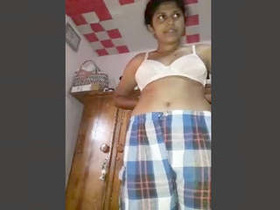 Lankan babe reveals her naked body in part 2