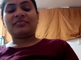Mallu bhabhi's solo video featuring big boobs and pressing