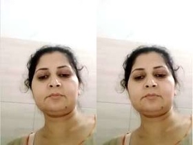 Horny bhabhi captures her nude body in an exclusive selfie video