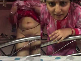 Amateur Indian bhabhi flaunts her natural body in exclusive video