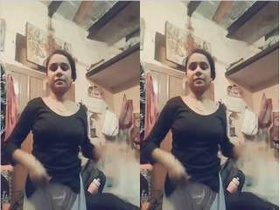 Exclusive cute Indian girl reveals her pussy in amateur video