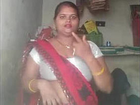 Housewife Bhabhi Mahalakshmi's sparkling navel and milky cleavages on full display