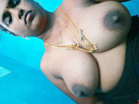 Desi aunt records herself in full nudity for her lover