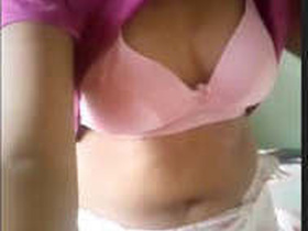 Indian girl flaunts her breasts in a steamy video