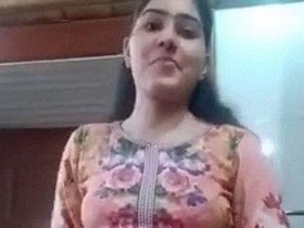Hot Indian babe takes nude selfie in solo video