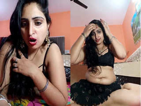 Exclusive video of Indian bhabhi flaunting her big ass