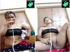 Amateur Indian girl shows off her naked body and gives a blowjob in exclusive video