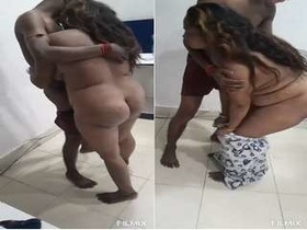 Amateur Bhabhi gets paid for sex with her lover in hotel room