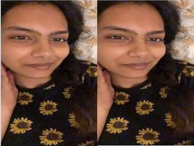 Desi girl flaunts her cute body and shows off her pussy on video call