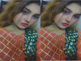 Amateur Bangla girl flaunts her boobs in a steamy video