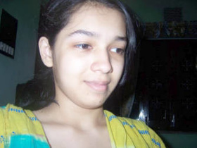 Amateur Desi teen shaves and bathes her pussy in HD video