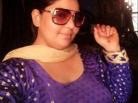 Chubby Indian bhabhi gets naughty