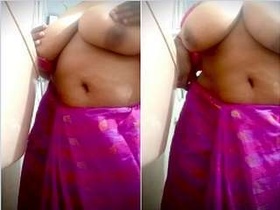 Big-breasted Mallu wife flaunts them in public