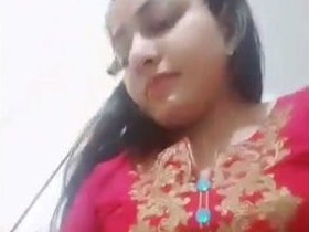 Indian girl's pussy gets wet in hot video