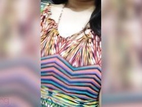 Indian busty hottie pleasures herself in a selfie video
