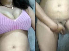 Desi auntie indulges in quick fingering