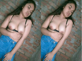 Bangla babe flaunts her boobs and pussy in a steamy video