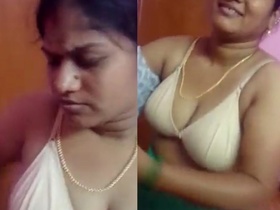 Desi aunty with big boobs gets naughty