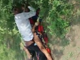 Amateur couple gets caught having outdoor sex