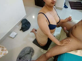 Indian bhabhi Soumya gives a mind-blowing blowjob and gets covered in cum