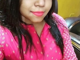 Desi bhabi shares sexy MMS clips