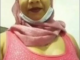 Aunty Tia in hijab gets naughty and wild
