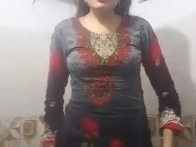 Desi bhabi takes a bath and gets naughty with her boyfriend