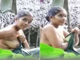 Desi babe flaunts her XXX titties in front of camera without realizing voyeur's presence