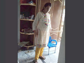 Pregnant Pakistani wife shares pregnancy updates