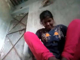 Desi girl bares it all and pleasures herself in explicit video