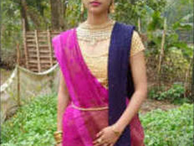Indian Bengali girl records MMS
