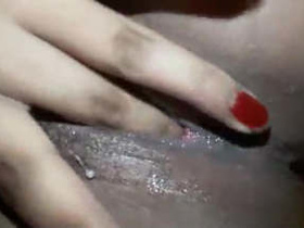 Desi babe gets wet and fingering herself in HD video