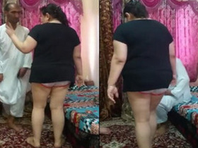 Desi bhabhi dances for an Arab man in this steamy video